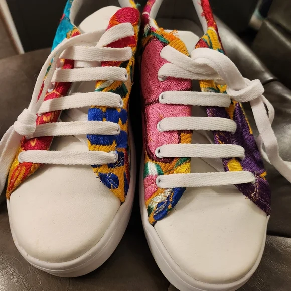 Embroidered Shoes - Picture 3 of 4
